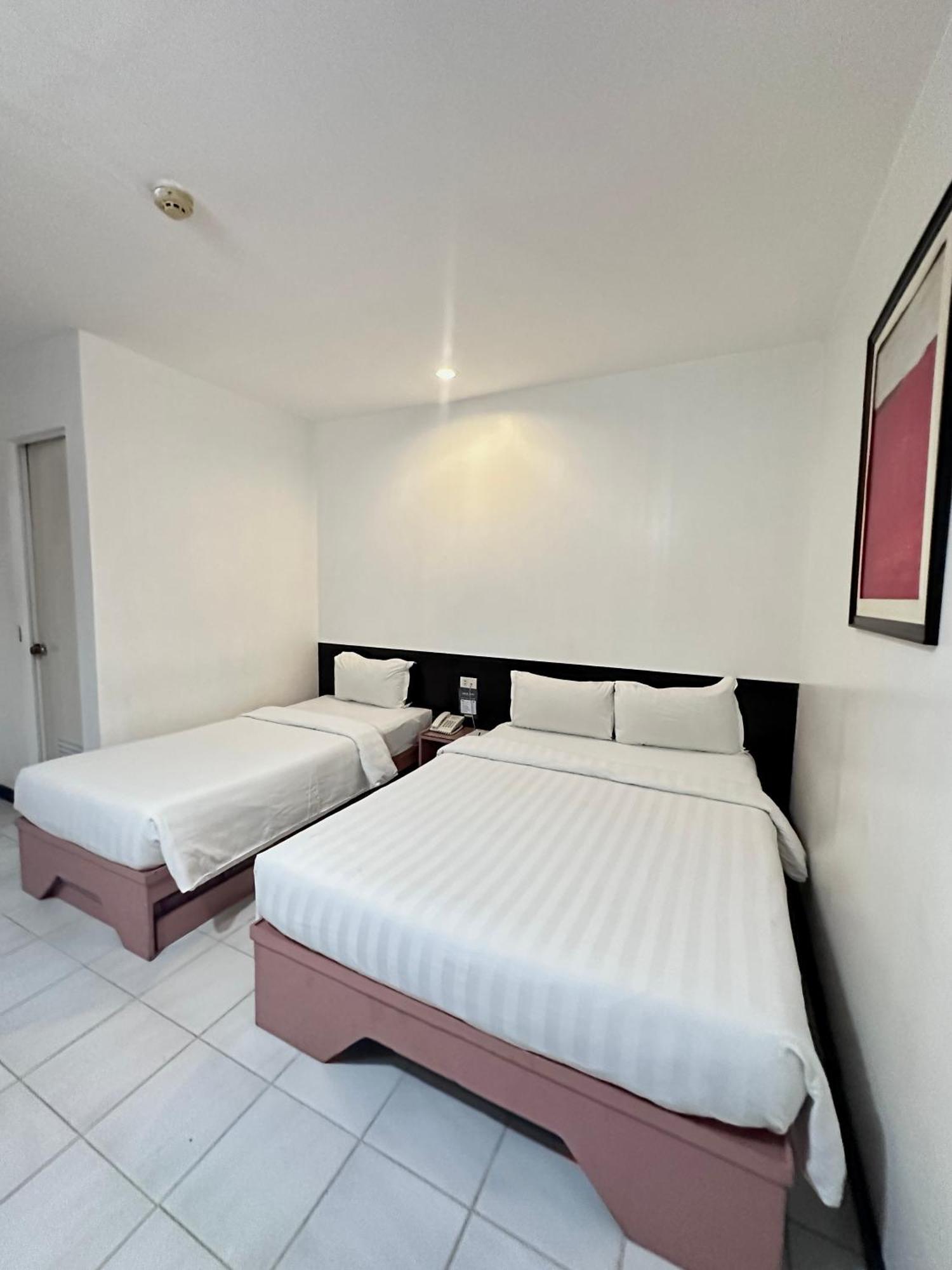 Hotel Pier Cuatro Cebu Stadt Exterior foto